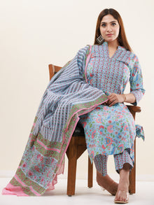 Umang Falak Set Of Kurta Pants Dupatta