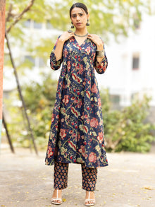 Roz Ina Set Of A Line Kurta Pants Dupatta