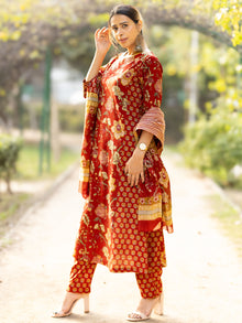 Roz Aira Set Of A Line Kurta Pants Dupatta