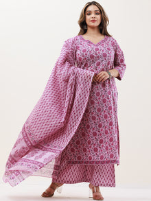 Gazal Fitrat Set Of Kurta Pants Dupatta