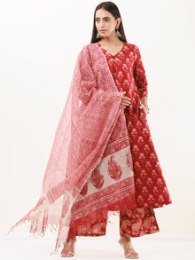 Umang Dia Set Of Kurta Pants Dupatta